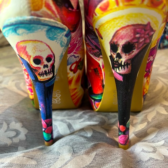 Latisha Wood candy and skulls pumps sz 6 - Picture 4 of 7